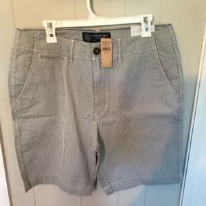 Never Worn Men’s AE shorts